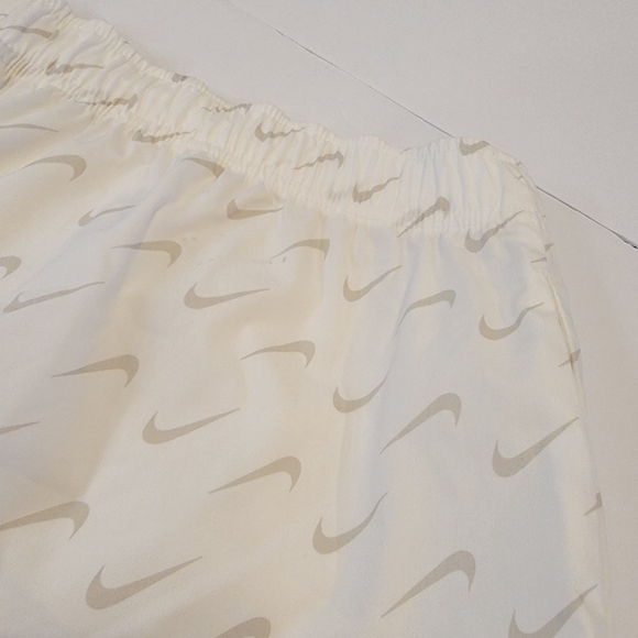 Nike Sportswear Swoosh Print Shorts Women's Size Large Style DV7932-133 NEW! - Picture 15 of 17